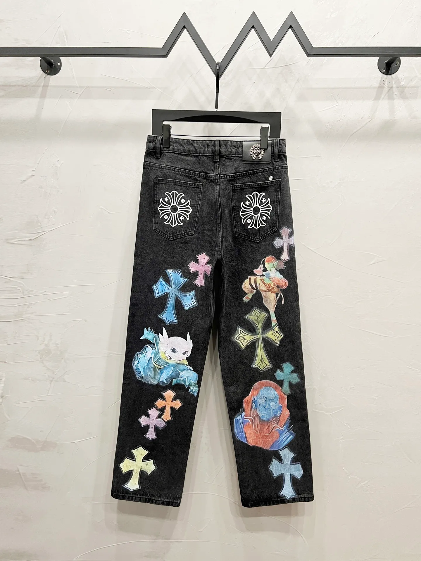 P180 Style number: [M964] Chrome Hearts SS25 full-print cross cartoon patch straight jeans for men and women, top ceiling quality, styles with different wash textures, very friendly to people with thin legs and thick legs, the straight and slim fit is very flattering to the leg shape, the moderate length that never goes out of style, easy to match with casual, basic styling for various styles, a must-have in the wardrobe! The fabric is stiff but also makes the upper body soft without losing texture. The washing process is even more perfect. It is a must-have item for everyone! ! ! Washed wheat, hang tag, pants label, three labels complete Color: black Size: 30, 32, 34, 36